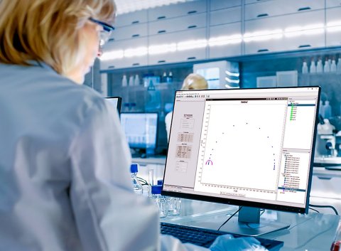 研究人员使用DropView 8400M软件进行测量，图中显示为使用MultiplEIS®技术获得的奈奎斯特图。